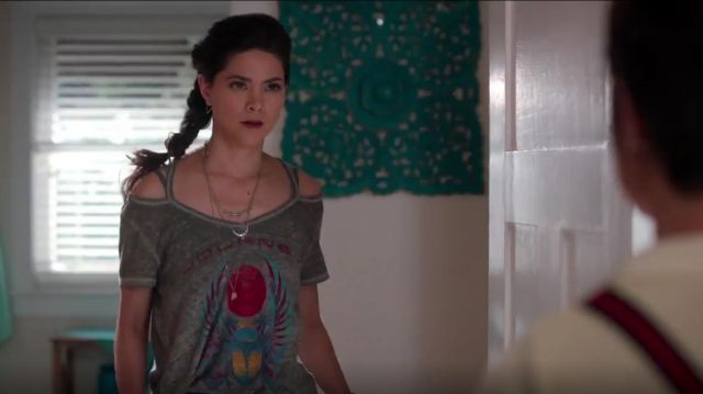 Lucky Brand Journey Cold Shoulder Tee usada por Bex Mack (Lilan Bowden) en Andi Mack (S03E13)