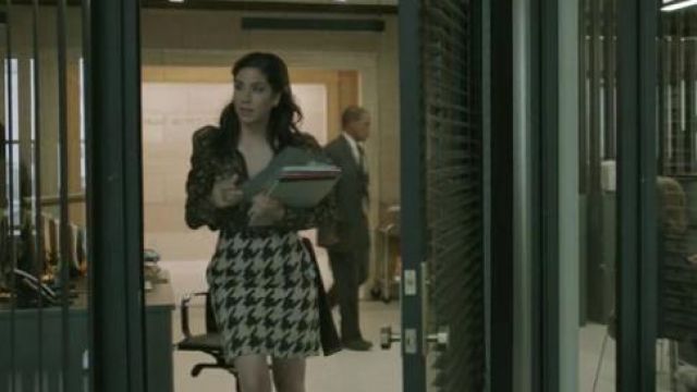 Akris Punto Houndstooth Mini Falda Estampada usada por Yoli Castillo (Isabel Arraiza) en Pearson (S01E06)