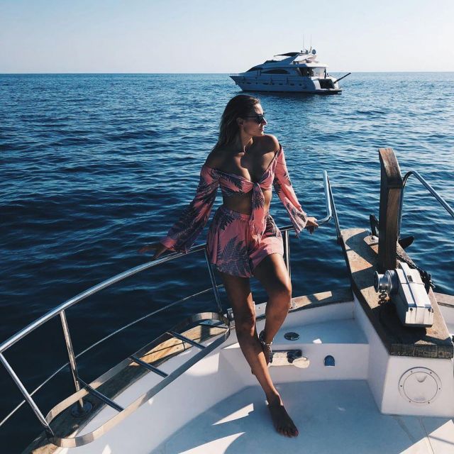 The short pink fluid printed sheets of Rachel Legrain-Trapani on the account Instagram of @racheltrapani