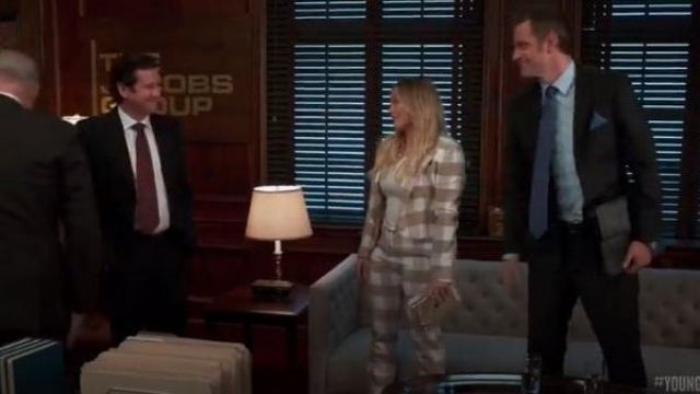 Altuzarra Beige et un Pantalon Blanc porté par Kelsey Peters (Hilary Duff) chez les Jeunes (S06E10)