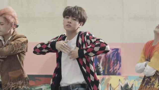 The vest diamond black, red and white of Jeon Jungkook in the clip Fire BTS
