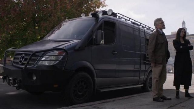 2011 Mercedes Benz Sprinter driven by Dr. Hank Pym (Michael Douglas) in Ant-Man and the Wasp