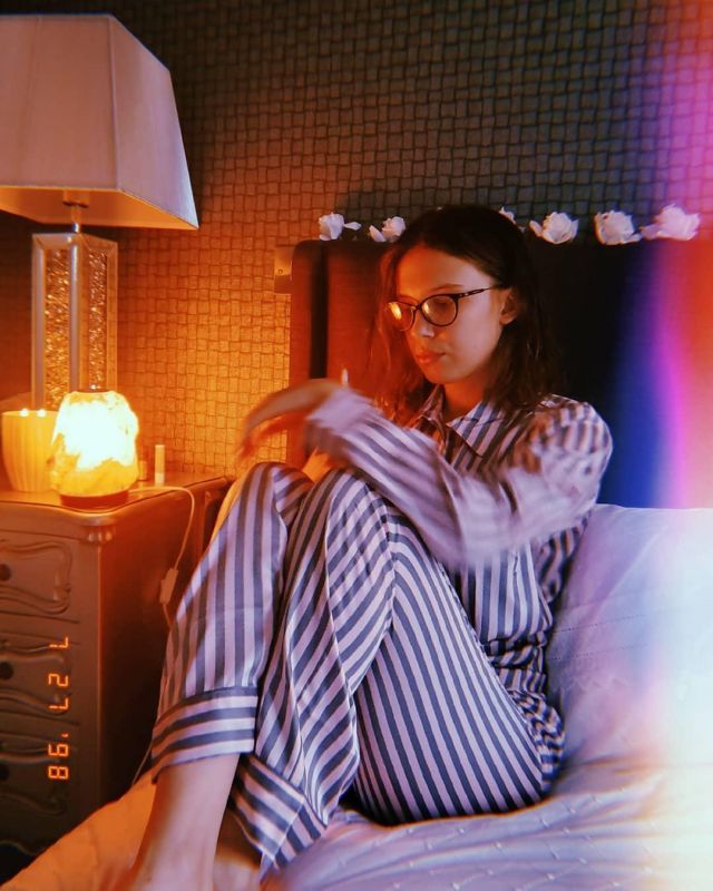 Le pyjamas rayé bleu clair porté par Millie Bobby Brown sur le compte Instagram de @milliebobbybrown