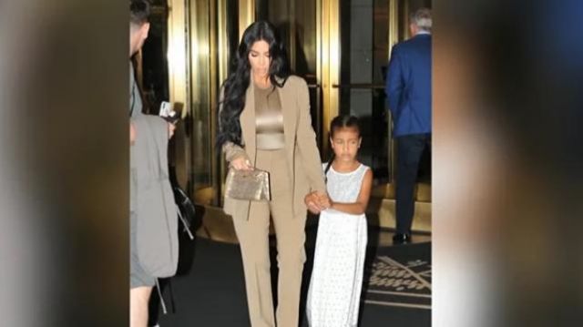 Robe Beige porté par Kim Kardashian sur TMZ en Direct le 28 juillet 2019