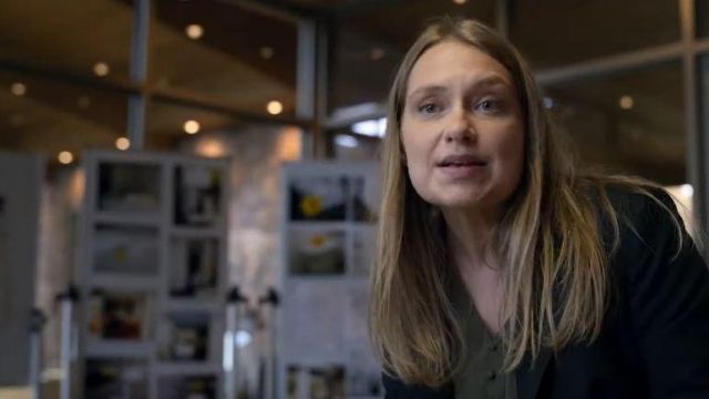Shirts V Neck Army Green worn by Karen Duvall (Merritt Wever) in Unbelievable (S01)