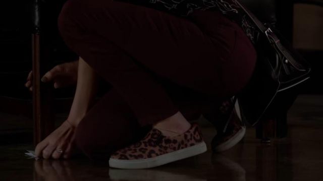 Sneakers leopard of Aria Montgomery (Lucy Hale) in Pretty Little Liars (S07)