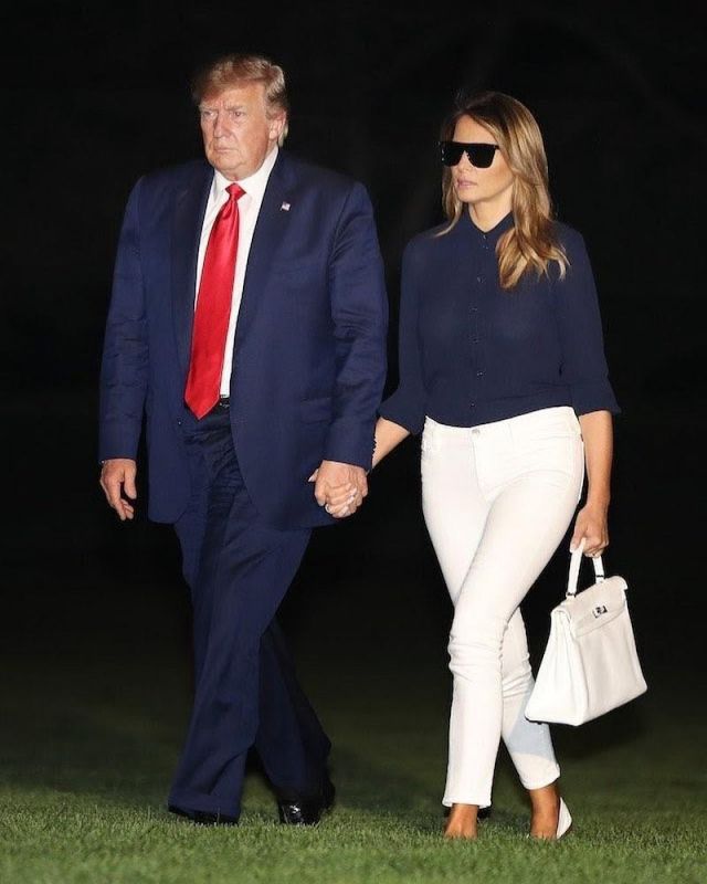 J Brand 811 Mid Rise Skinny Jeans usados por Melania Trump Llegando a Washington D.C. 26 de agosto de 2019