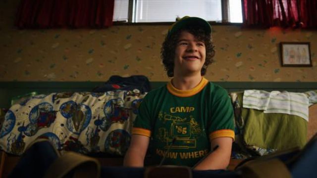 The T-shirt of the camp "know where" worn by Dustin Henderson (Gaten Matarazzo) in Stranger Things Season 3