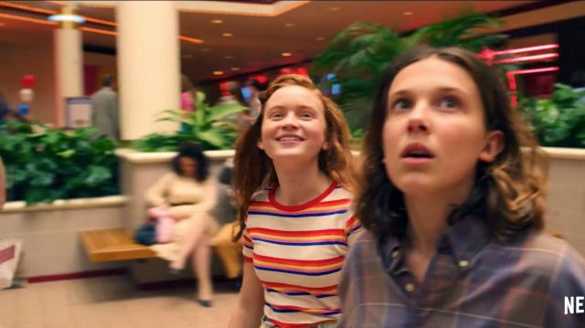 The T-shirt with multicoloured strips worn by Max Mayfield (Sadie Sink) in Stranger Things (S03)