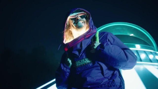 Le manteau Violet Napapijri de Lorenzo dans son clip "Bizarre"