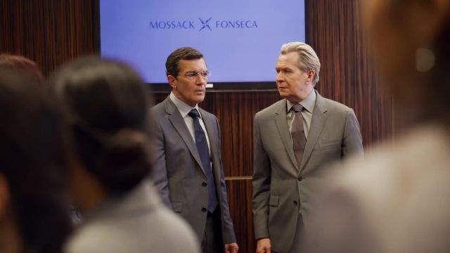 Corbata azul oscuro que lleva Ramón Fonseca (Antonio Banderas) en La lavandería