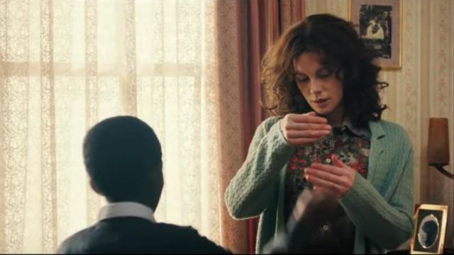 Cardi­gan Long Sleeve Green worn by Kate Beckinsale in FARMING Official Trailer (2019) Kate Beckinsale, Gugu Mbatha-Raw Movie HD