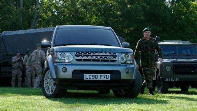 Land Rover Discovery driven by Corporal Hill (SAS Officer) (Sean Bean) in Pixels