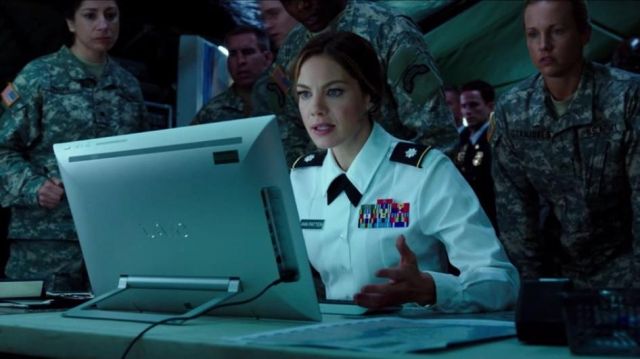 Sony Vaio desktop computer used by Violet (Michelle Monaghan) in Pixels