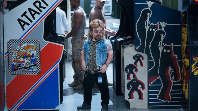 Space Invaders Arcade Game Machine of Eddie (Peter Dinklage) en píxeles