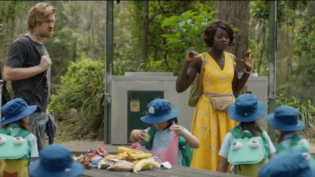 Beige Petit Slouchy Banane Sac à Bandoulière porté par Mlle Caroline (Lupita Nyong o) dans les Petits Monstres