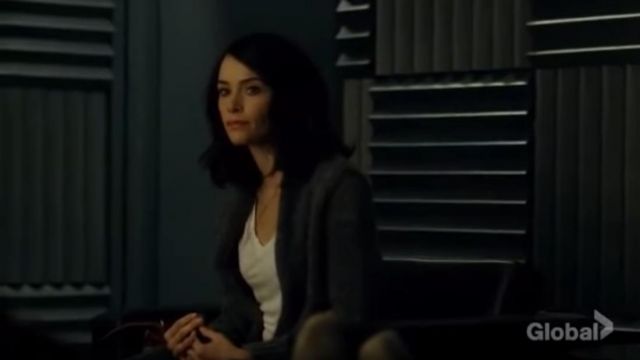 Blanc V Neck T-Shirt porté par Lucy Preston (Abigail Spencer) dans l'Intemporelle (S01E01)