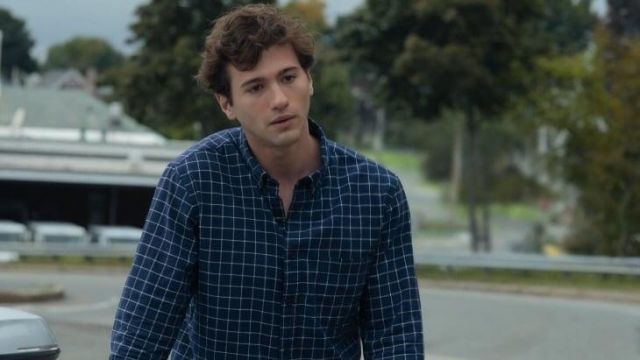 The shirt in navy blue and white diamonds worn by Harry Bingham (Alex Fitzalan) in the series the Society (S01E01)