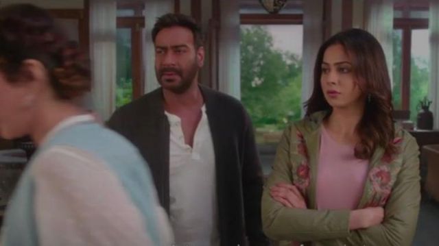 Black Cardigans worn by Aashish (Ajay Devgn) in De De Pyaar De