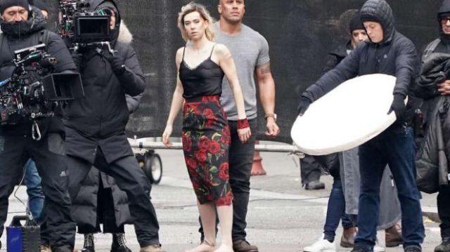 La jupe noir moulante longue avec imprimé roses rouges portée par Hattie (Vanessa Kirby) dans Fast & Furious : Hobbs & Shaw