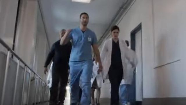 Mal Infirmière en Blouse en Bleu Ciel porté par le Dr Max Goodwin (Ryan Eggold) à la Nouvelle-Amsterdam (S02)