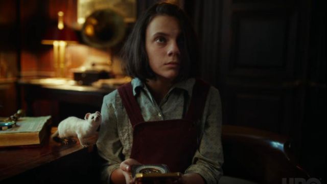 Vestido general de mezclilla en granate usado por Dafne Keen en sus materiales oscuros (S01)