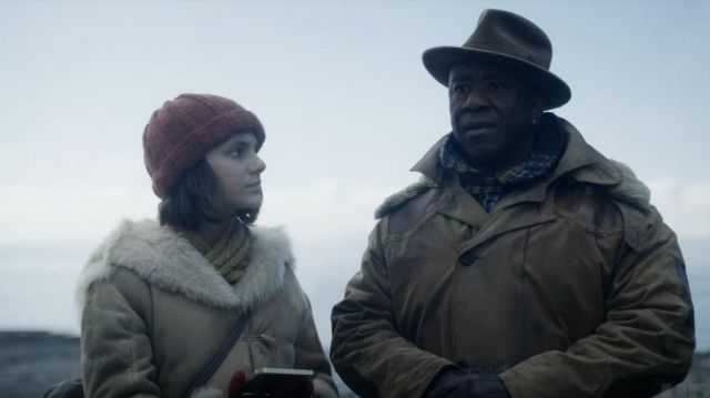 Yellow scarf worn by Dafne Keen in His Dark Materials (S01E00)