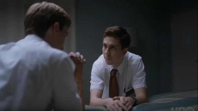 Camisa blanca usada por Noah (Adam Foster) en la habitación 104 (S01E00)
