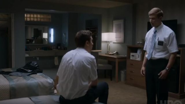 Pantalón elástico negro relajado resistente a las arrugas usado por Nathan (Michael Shannon) en la habitación 104 (S01)