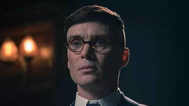 The round scaled glasses worn by Thomas Shelby (Cillian Murphy) in the series Peaky Blinders (Season 5)
