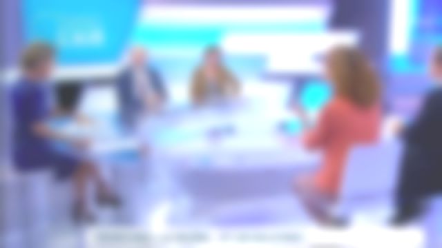 La robe mi-longue à imprimé tigre fond bleu de Caroline Roux dans C dans l'air le 03.09.2019