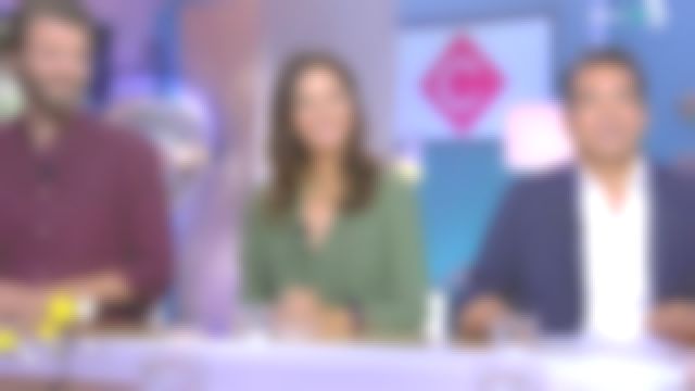La robe fluide à imprimé maillons vert kaki de Marion Ruggieri dans C à vous le 03.09.2019