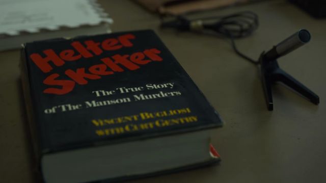 Le livre Helter Skelter de Vincent Bugliosi présenté à Charles Manson (Damon Herriman) dans Mindhunter (S02E05)
