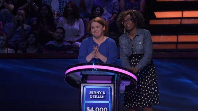 V-Neck pol­ka point print­ed ca­su­al short sleeve dress in Black worn by Deejah in Beat Shazam S01E12, August, 17 2017
