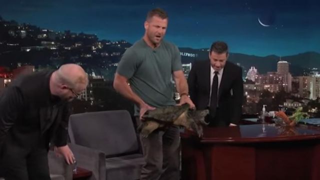 Pantalon marron porté par Dave Salmoni sur Jimmy Kimmel Live! 14 août 2019