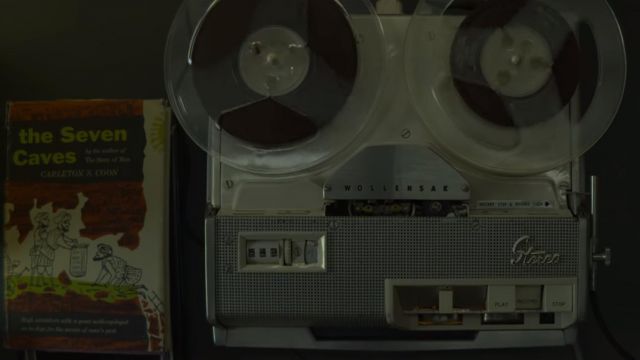 The tape recorder Wollensak T-1515 of Ed Kemper (Cameron Britton) in Mindhunter (S02E05)