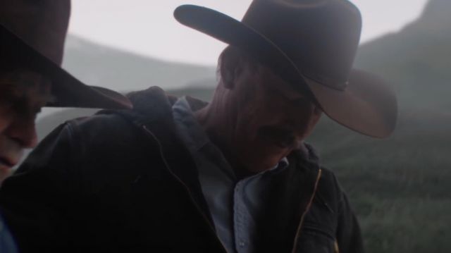 Work hoodied jacket with fur line of John Dutton (Kevin Costner) in Yellowstone (S02E10)