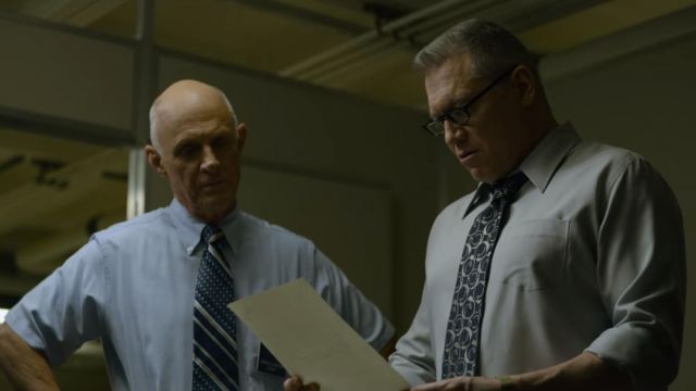 The necktie with circular patterns of Bill Tench (Holt McCallany) in Mindhunter (S02E01)