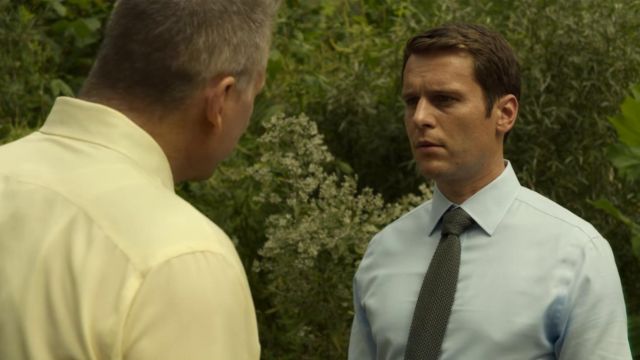 La cravate en tricot de Holden Ford (Jonathan Groff) dans Mindhunter (S02E08)