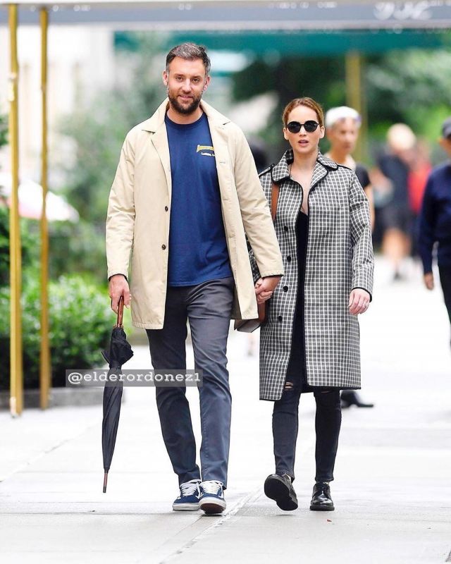 Rag & Bone Nina Ripped High Waist Ankle Skinny Jeans worn by Jennifer Lawrence New York City September 2, 2019
