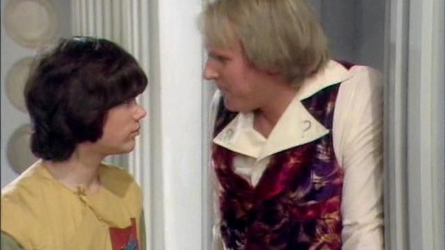Floral veste portée par un Médecin de l'Oms (Tom Baker) dans Doctor Who (S07E01)