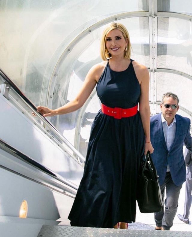 Stuart weitzman curvia pompes à Scarlett porté par Ivanka Trump de partir pour l'Amérique du Sud, le 2 septembre 2019