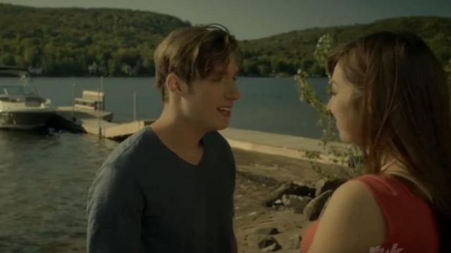 The sweater in dark grey worn by Thomas (Pierre-Luc Lafontaine) in Jeremiah (S01E24)