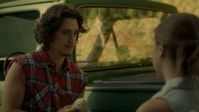 La camisa roja sin mangas a cuadros usada por Maxime Castonguay (Lou-Pascal Tremblay) en Jérémie (S01E24)