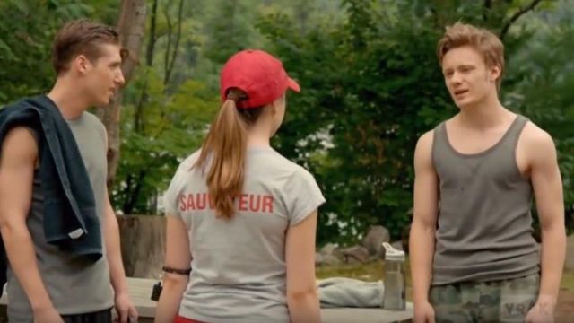 T_shirts grey without sleeves worn by Thomas (Pierre-Luc Lafontaine) in Jeremiah (S02E07)