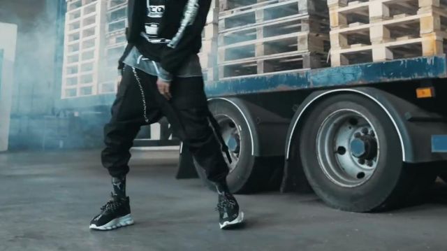 Versace Chain Reaction Black Sneakers usadas por Scarlxrd en su GXING THE DISTANCE. video musical
