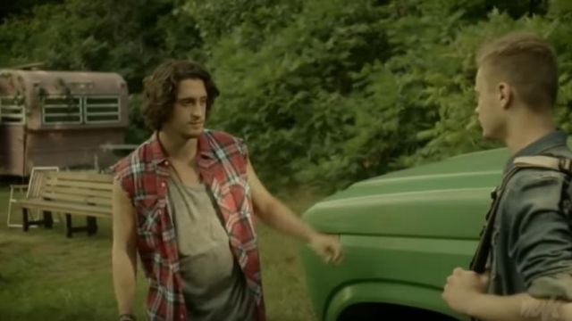 The plaid shirt without sleeves worn by Maximus (Lou-Pascal Tremblay) in Jeremie (S01E14)