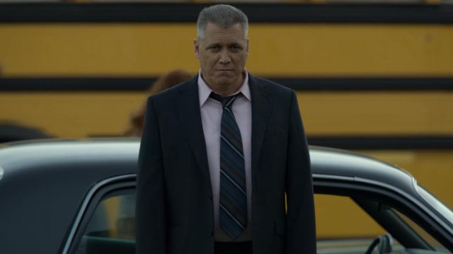 La cravate rayée de Bill Tench (Holt McCallany) dans Mindhunter (S02E08)