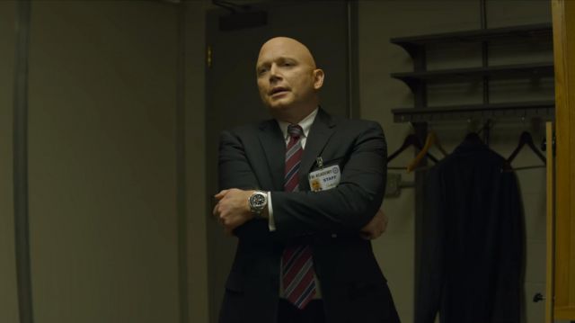 The striped tie from Ted Gunn (Michael Cerveris) in Mindhunter (S02E01)