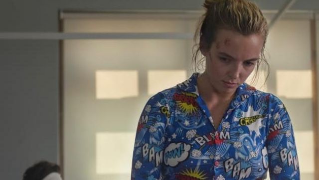 The pajamas in blue printed "cartoon" worn by Villanelle (Jodie Comer) in Killing Eve (S02E01)